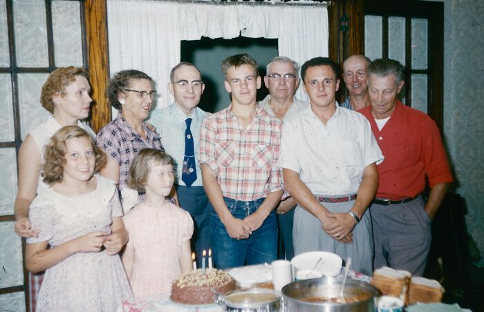 33 People Reveal The Most Shocking Family Secrets They Uncovered And The Internet Is Lost For Words
