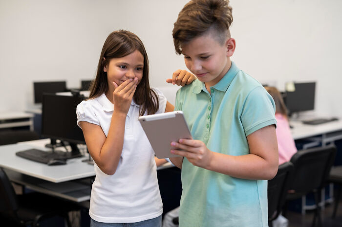 From A Principal Using Hypnosis To Secret Affairs, Here Are 29 Shocking School Incidents
