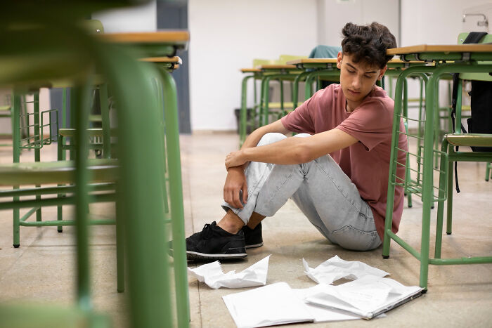From A Principal Using Hypnosis To Secret Affairs, Here Are 29 Shocking School Incidents