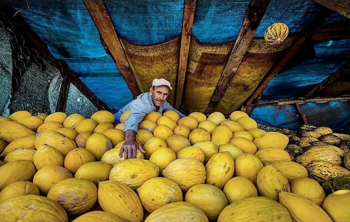 64 Beautifully Candid Photos Showing Life On The Streets Of Istanbul