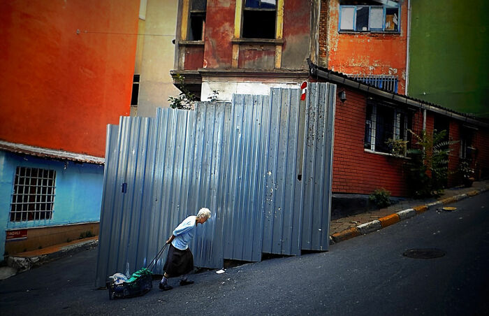 64 Beautifully Candid Photos Showing Life On The Streets Of Istanbul
