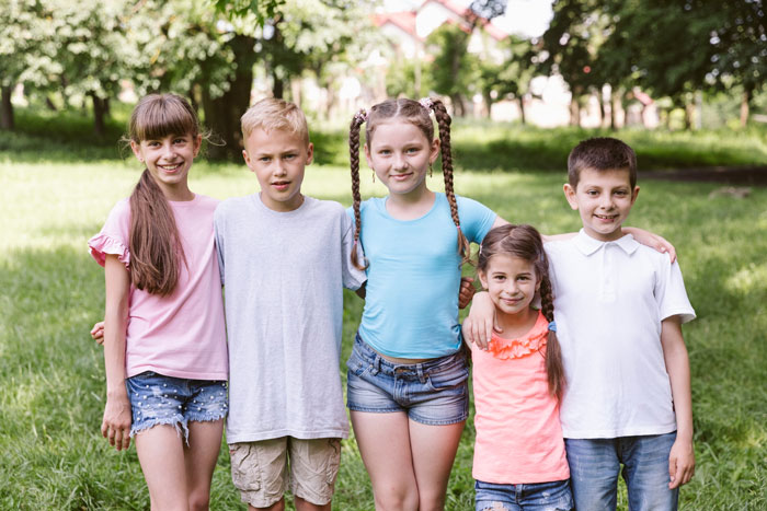 Parents Leave 19YO And 16YO Responsible For 8 Siblings While They Are Abroad, 19YO Says No Way