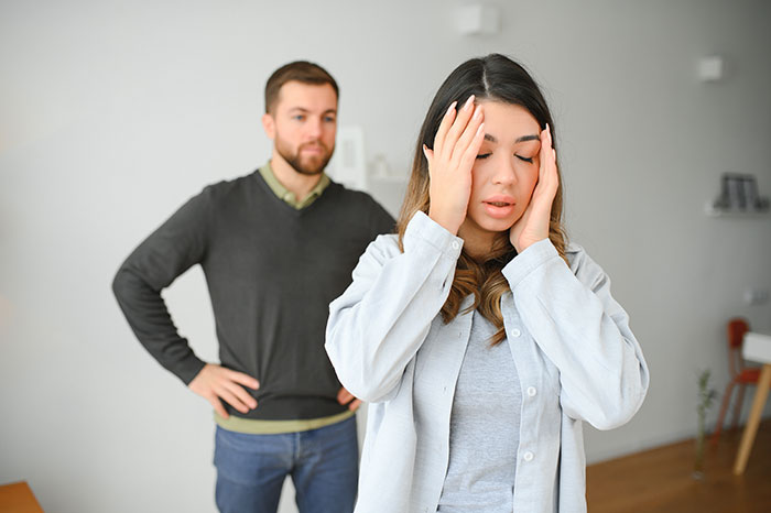 Wife Babysits Husband’s Coworker’s Kids, Then Starts Noticing Red Flags In Their Marriage