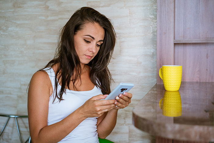 Wife Babysits Husband’s Coworker’s Kids, Then Starts Noticing Red Flags In Their Marriage