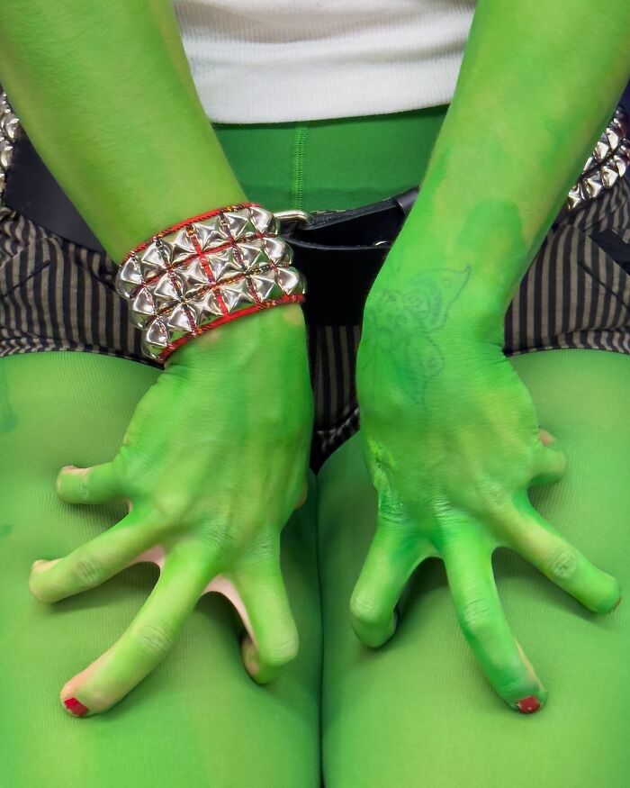 New York Subway Has The Most Unusual Passengers Carrying These 61 Things In Their Hands