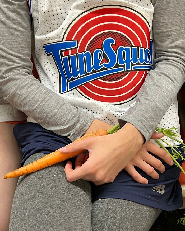 New York Subway Has The Most Unusual Passengers Carrying These 61 Things In Their Hands