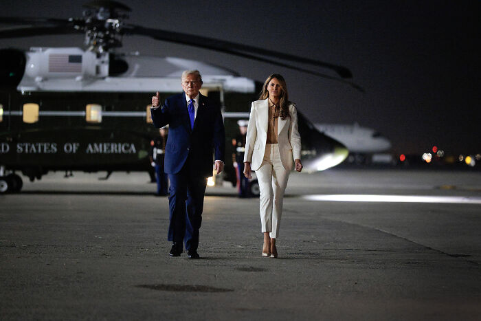 Body Language Experts Break Down Trump’s Finger-Pointing &#8216;Scolding&#8217; Exchange With Melania