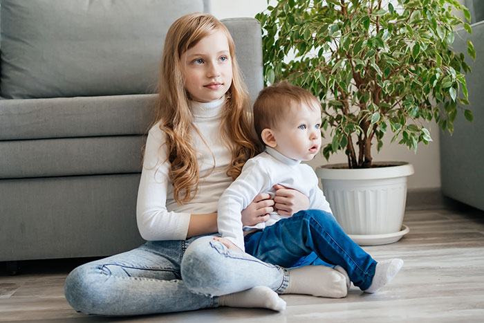 Woman Lets Sis Move In In Exchange For Babysitting, Flabbergasted After She Starts Complaining
