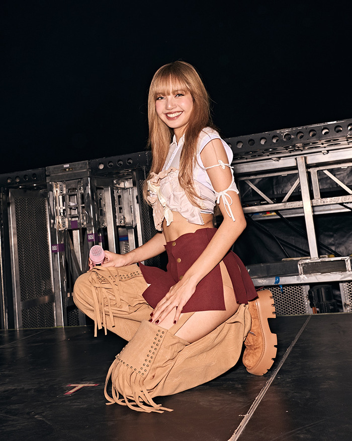 &#8220;When The Music Ain&#8217;t Selling&#8221;: Fans Slam Blackpink’s Lisa For “Highly Inappropriate” Stage Outfit
