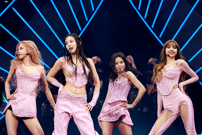&#8220;When The Music Ain&#8217;t Selling&#8221;: Fans Slam Blackpink’s Lisa For “Highly Inappropriate” Stage Outfit