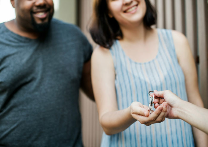 Guy&#8217;s Friend Says His GF Is Disgusting For Her Period Habits, Demands She Leaves Her Own Home