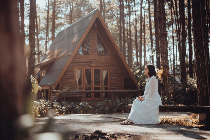Bride Mortified After 20 Prom Teens And Their Families Use Her Venue And Decorations For Their Pics