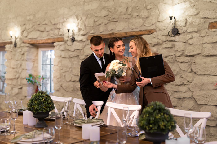 Bride Mortified After 20 Prom Teens And Their Families Use Her Venue And Decorations For Their Pics