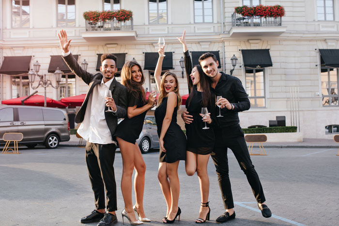 Bride Mortified After 20 Prom Teens And Their Families Use Her Venue And Decorations For Their Pics