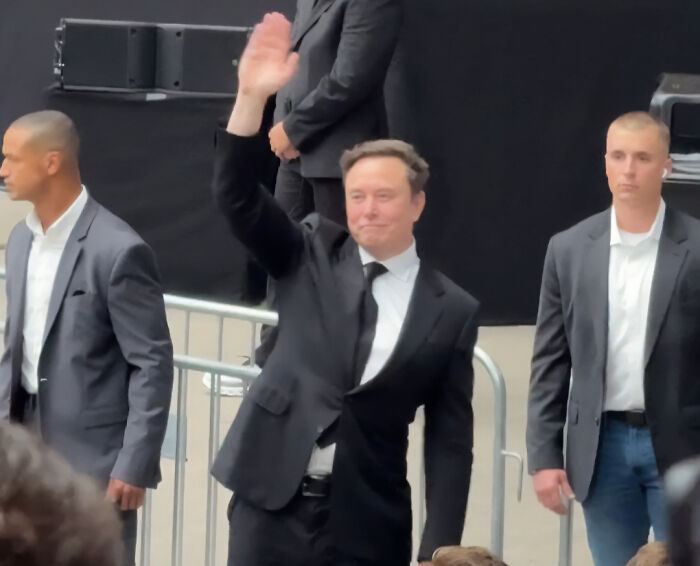 &#8220;An Investigation Is Needed&#8221;: People Have Wild Reactions To Video Of Elon Musk Stretching Neck