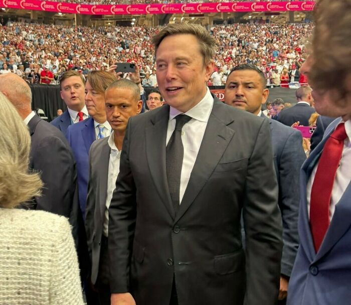 &#8220;An Investigation Is Needed&#8221;: People Have Wild Reactions To Video Of Elon Musk Stretching Neck