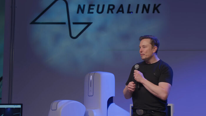 &#8220;An Investigation Is Needed&#8221;: People Have Wild Reactions To Video Of Elon Musk Stretching Neck