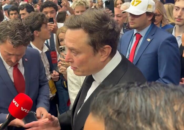 &#8220;An Investigation Is Needed&#8221;: People Have Wild Reactions To Video Of Elon Musk Stretching Neck