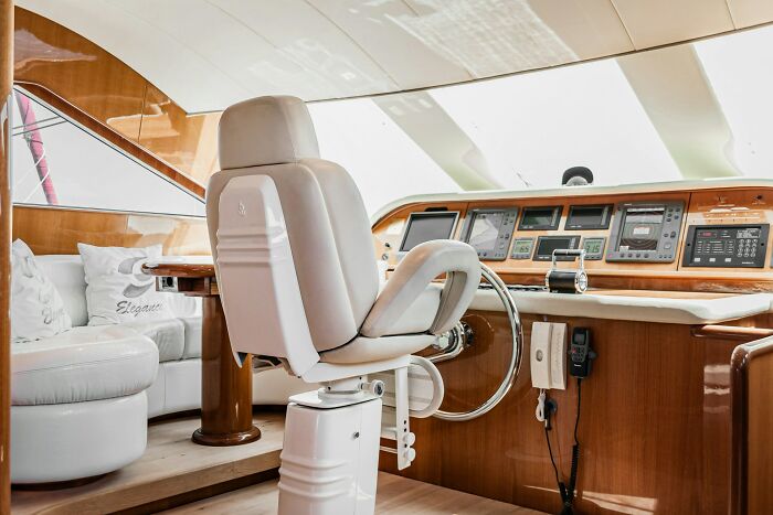 35 Jobs That Exist Solely For The Sake Of Ultra-Wealthy People, According To These Netizens