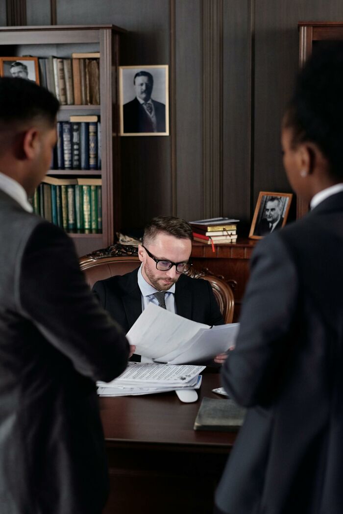 35 Jobs That Exist Solely For The Sake Of Ultra-Wealthy People, According To These Netizens