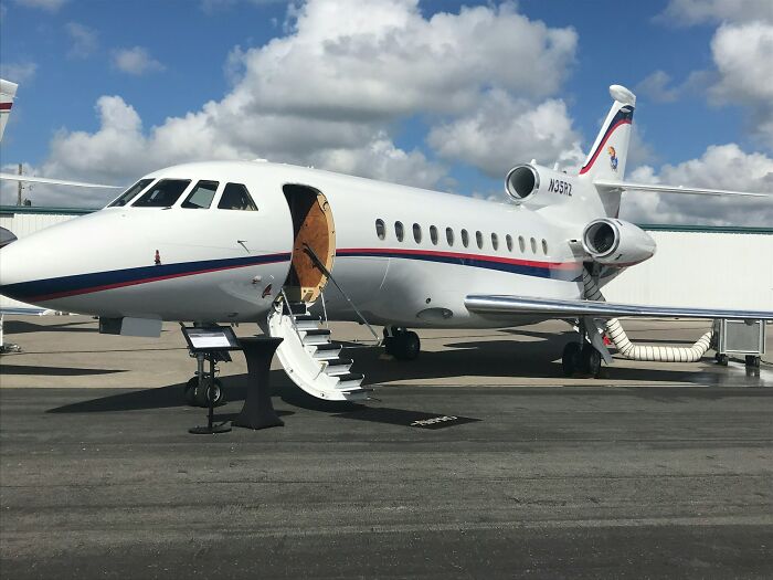 35 Jobs That Exist Solely For The Sake Of Ultra-Wealthy People, According To These Netizens