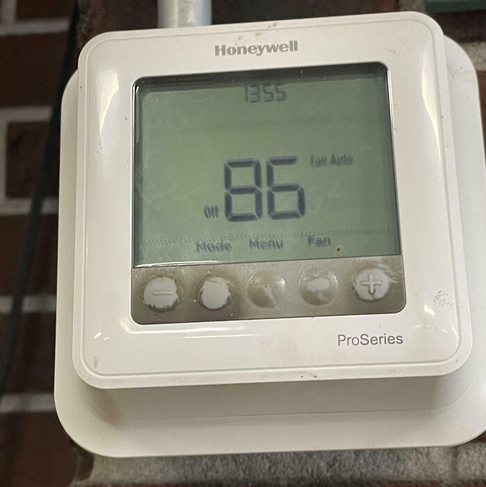 People Are Sharing Pics And Screenshots Of Why They Hate Their Boss