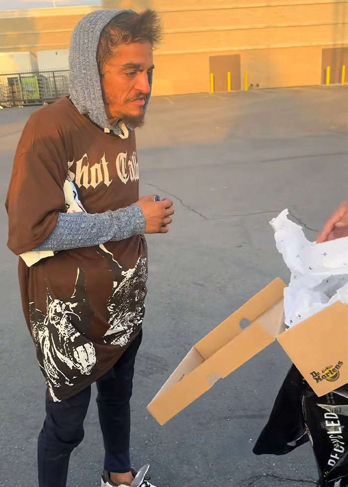 $1,207 Fundraiser For Homeless Nickelodeon Actor Ends With Street-Side Makeover