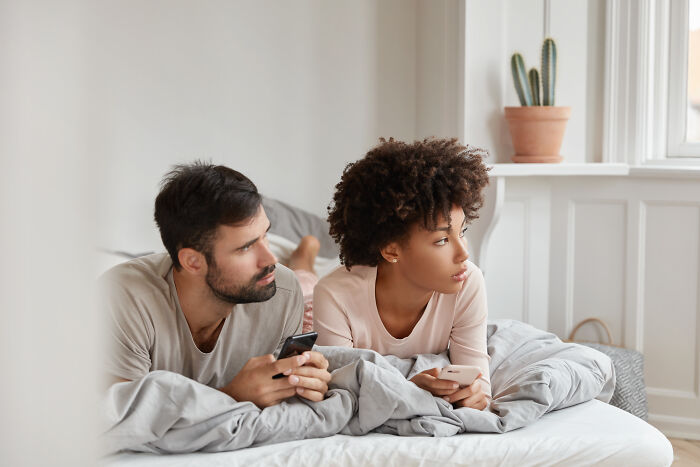 Woman Plays The Perfect Host To Hubby’s Visiting Fam, He Still Has Nothing But Hate For Her
