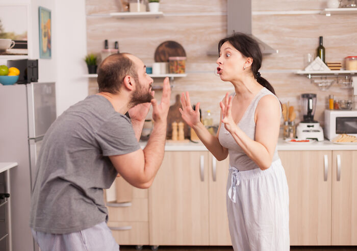 Woman Plays The Perfect Host To Hubby’s Visiting Fam, He Still Has Nothing But Hate For Her