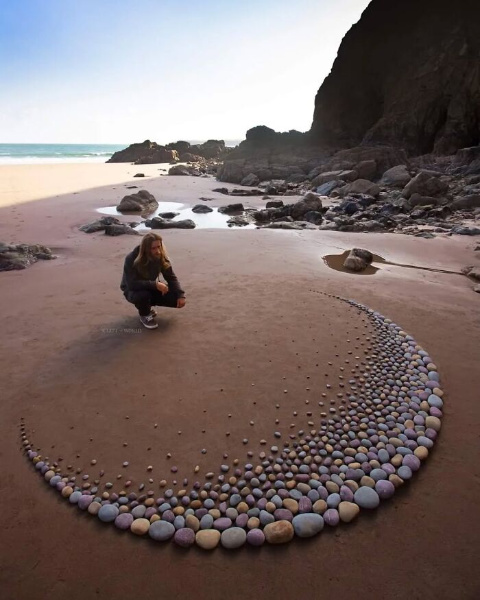 Unnaturally Natural Patterns: Artist Arranges Stones And Other Materials In Stunning Land Art (47 New Pics)