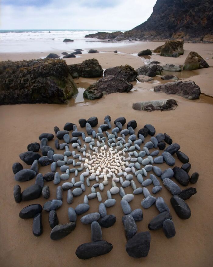 Unnaturally Natural Patterns: Artist Arranges Stones And Other Materials In Stunning Land Art (47 New Pics)