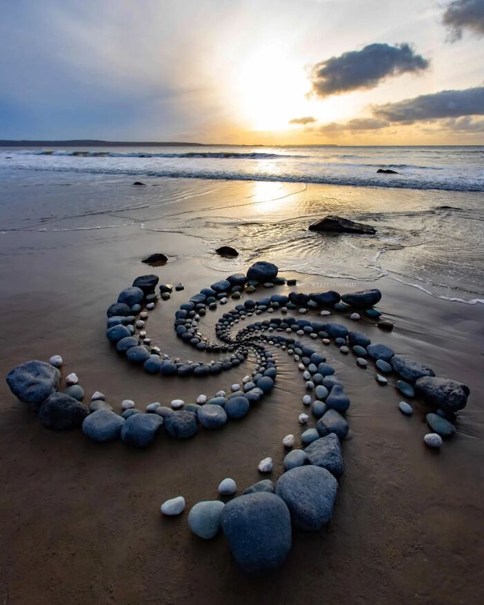 Unnaturally Natural Patterns: Artist Arranges Stones And Other Materials In Stunning Land Art (47 New Pics)