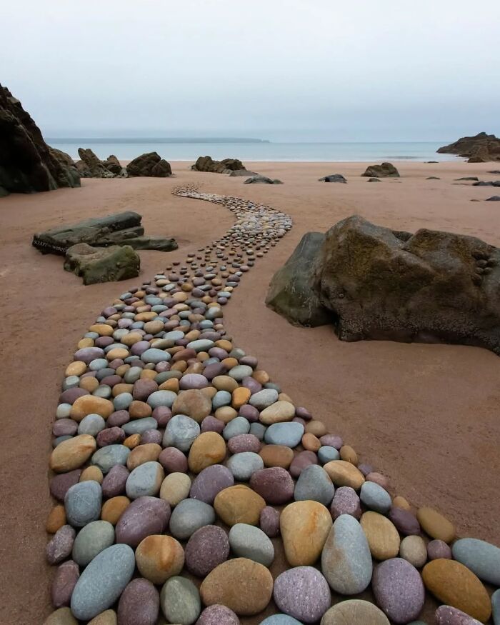 Unnaturally Natural Patterns: Artist Arranges Stones And Other Materials In Stunning Land Art (47 New Pics)