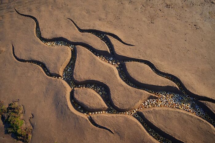 Unnaturally Natural Patterns: Artist Arranges Stones And Other Materials In Stunning Land Art (47 New Pics)