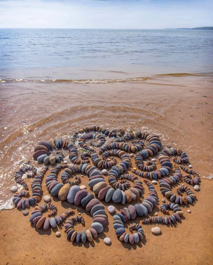 Unnaturally Natural Patterns: Artist Arranges Stones And Other Materials In Stunning Land Art (47 New Pics)