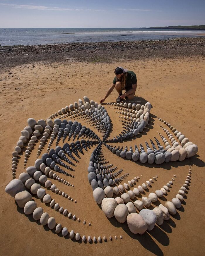 Unnaturally Natural Patterns: Artist Arranges Stones And Other Materials In Stunning Land Art (47 New Pics)