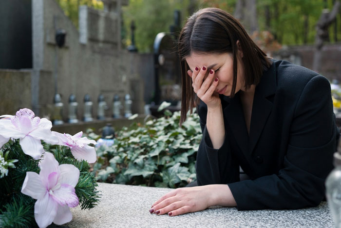&#8220;Total Creep&#8221;: Lady Who Lost Her BF Of 13 Years Gets Weird Texts From Old High School Friend