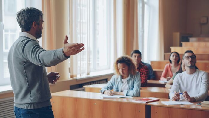 47 Times Teachers Surprised Students With Funny Jokes, Savage Roasts, And Other Iconic Comments