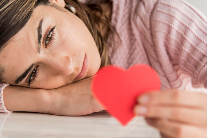 Woman Finds Flirty Valentine’s Card Meant For Her BF, He Plays Innocent While She Dials The Sender
