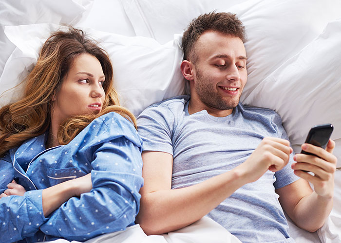 Man Doesn’t Get Why GF Is Upset About His “Work Wife” Who’s Sending Him Hearts And Mirror Selfies