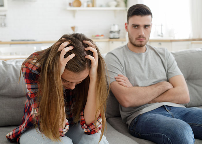 Man Doesn’t Get Why GF Is Upset About His “Work Wife” Who’s Sending Him Hearts And Mirror Selfies
