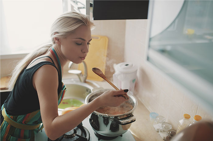 &#8220;I Blow Dry Chicken&#8221;: 36 People Who Cook Smarter, Not Harder, Share Their Weirdest Kitchen Cheats