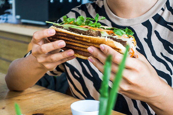 Dad Steals Stranger’s Spicy Chicken Sandwich For His Kid, Chaos Ensues When The Child Vomits Everywhere