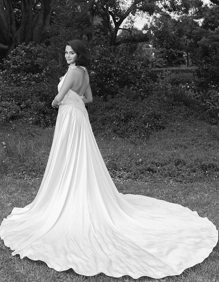 “Poor Bieber”: Selena Gomez’s Wedding Photo Dumb Has Everyone Talking