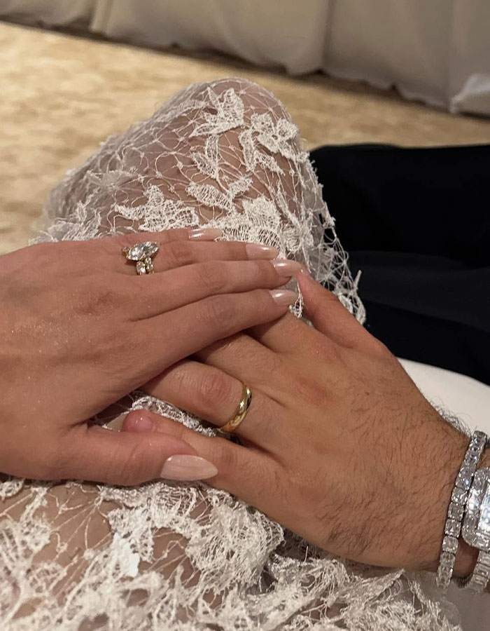 “Poor Bieber”: Selena Gomez’s Wedding Photo Dumb Has Everyone Talking