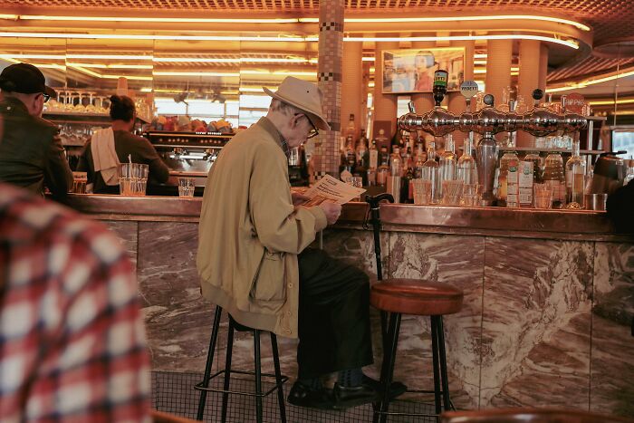 35 Tear-Jerking Stories From Servers About Lonely Diners Waiting For A Guest Who Never Showed