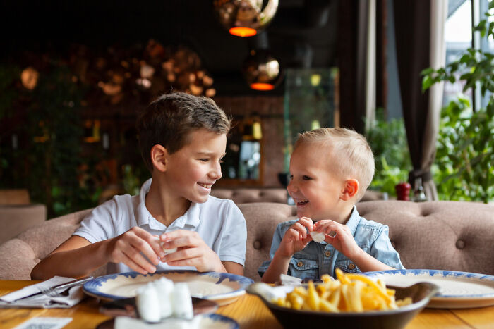 35 Tear-Jerking Stories From Servers About Lonely Diners Waiting For A Guest Who Never Showed