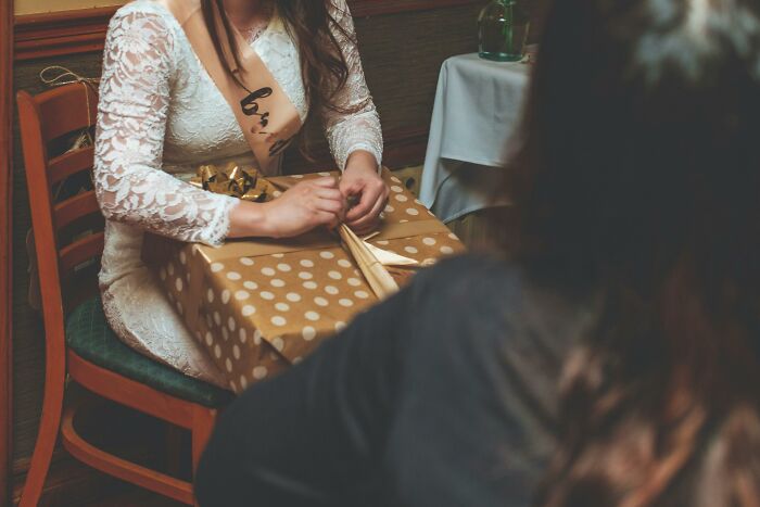 35 Tear-Jerking Stories From Servers About Lonely Diners Waiting For A Guest Who Never Showed