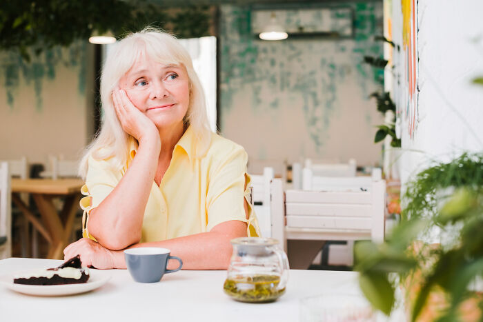 35 Tear-Jerking Stories From Servers About Lonely Diners Waiting For A Guest Who Never Showed