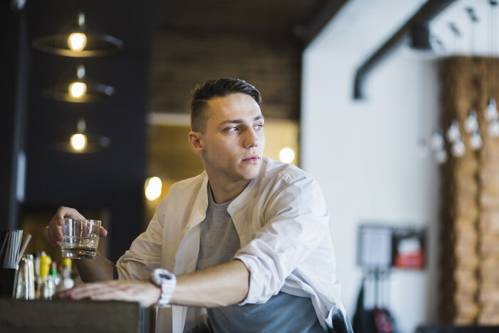 35 Tear-Jerking Stories From Servers About Lonely Diners Waiting For A Guest Who Never Showed